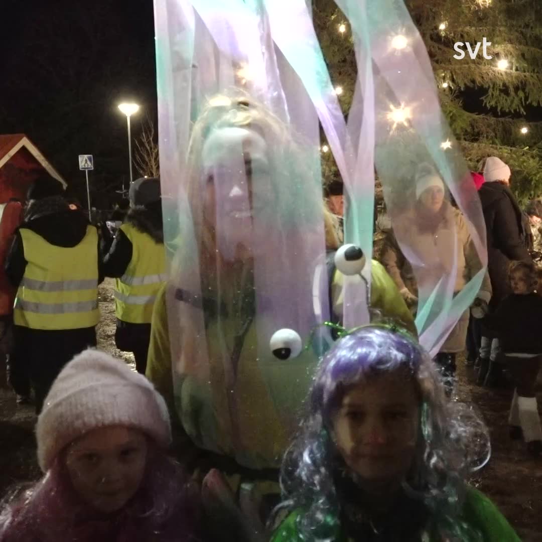 Tokiga utklädnader och full fart runt granen på knutfesten i Munkerud